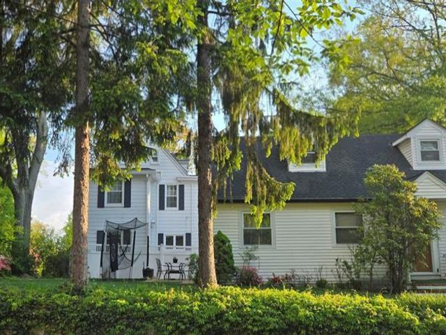  4 BR,  2.00 BTH &nbsp;Other style home in Great Neck