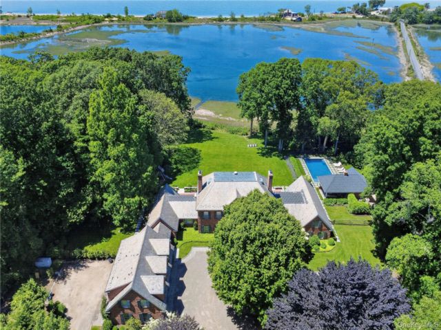  7 BR,  8.00 BTH &nbsp;Colonial style home in Locust Valley