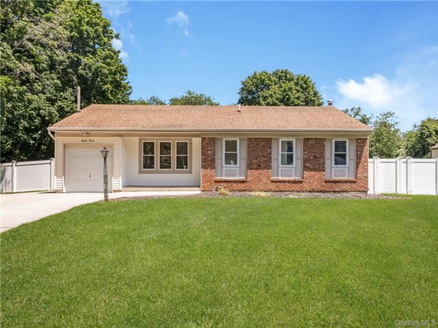  3 BR,  1.00 BTH &nbsp;Ranch style home in Ridge