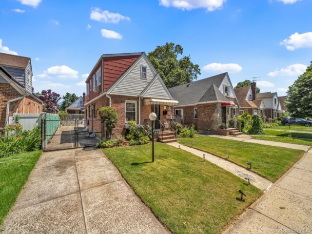  4 BR,  2.00 BTH &nbsp;Colonial style home in Cambria Heights