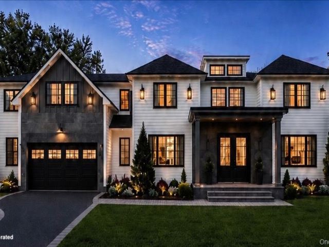  4 BR,  4.00 BTH &nbsp;Colonial style home in Commack