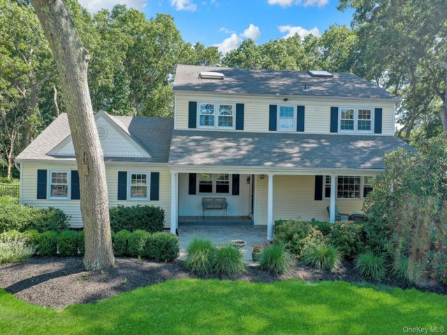  5 BR,  4.00 BTH &nbsp;Colonial style home in East Setauket