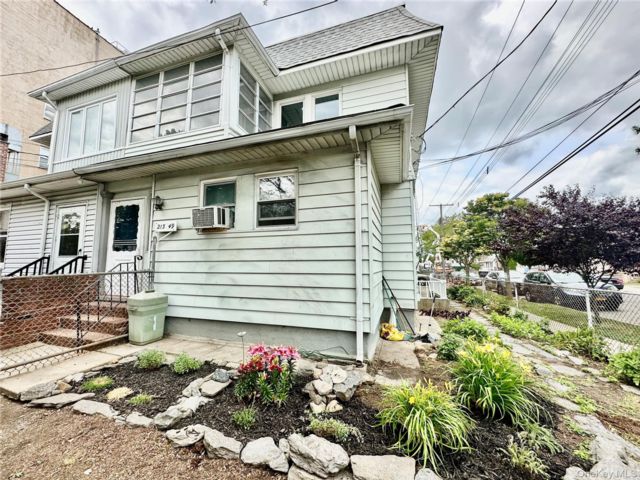  3 BR,  2.00 BTH &nbsp;Other style home in Bayside