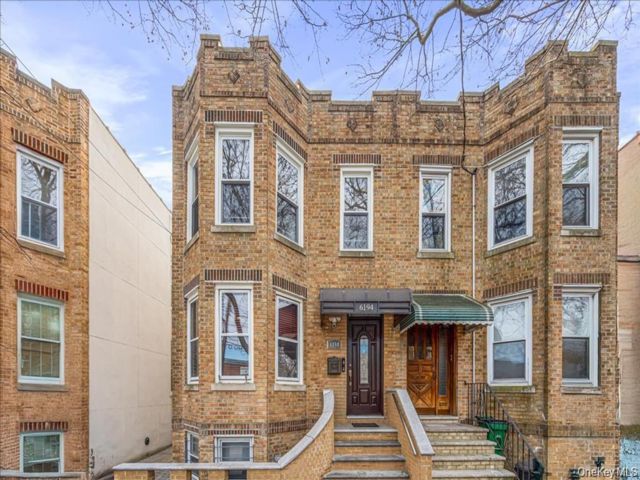  3 BR,  2.00 BTH &nbsp;House style home in Ridgewood