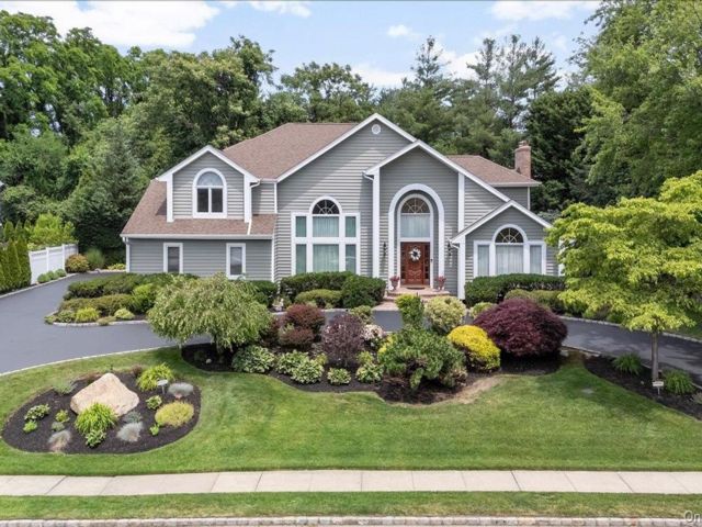  5 BR,  4.00 BTH &nbsp;Colonial style home in Woodbury