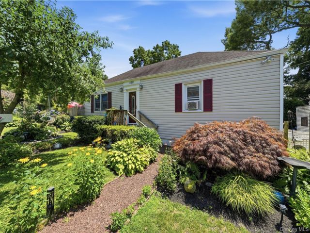  2 BR,  2.00 BTH &nbsp;Ranch style home in Ronkonkoma