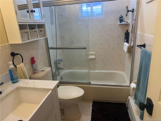  3 BR,  2.00 BTH &nbsp;Colonial style home in East Rockaway