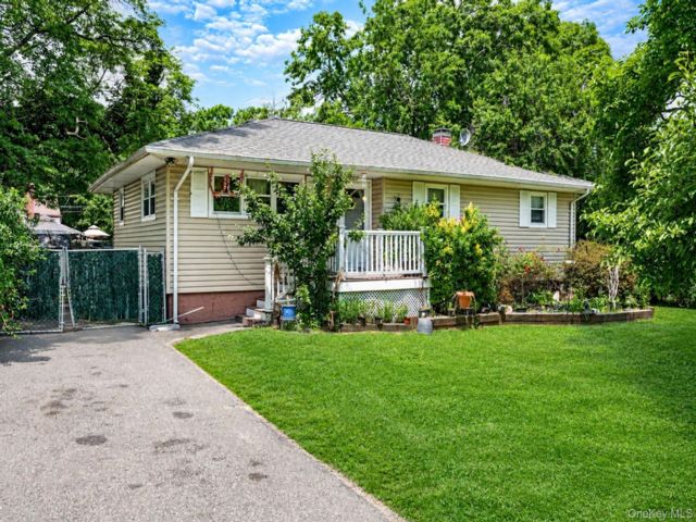  3 BR,  1.00 BTH &nbsp;Ranch style home in Shirley