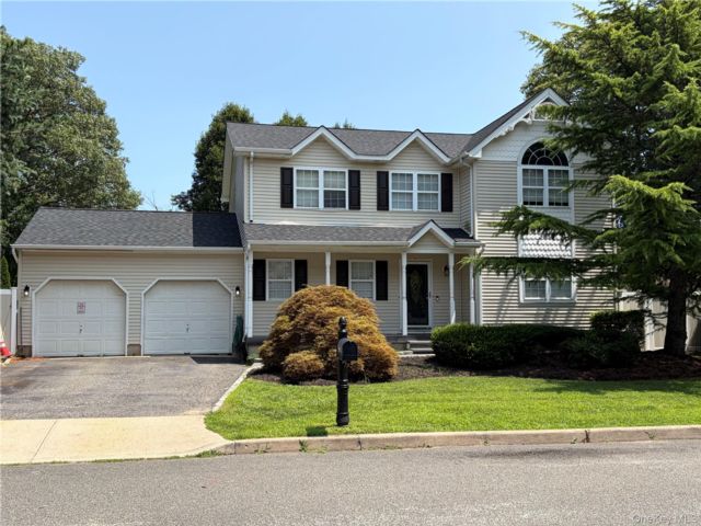  4 BR,  3.00 BTH &nbsp;Colonial style home in Holbrook