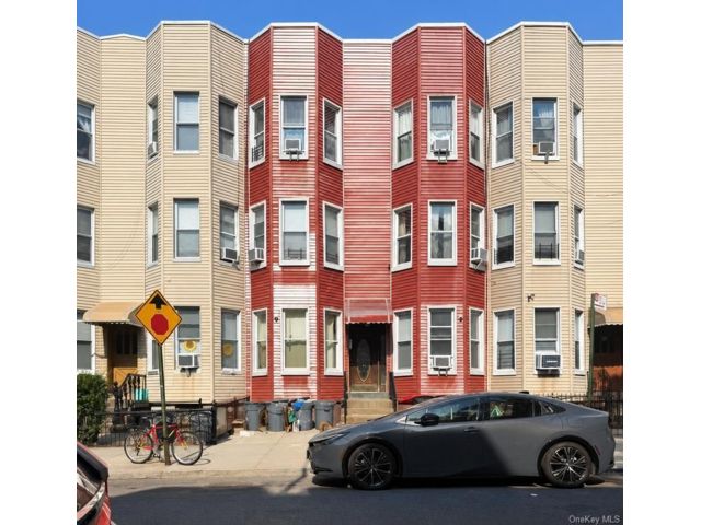 12 BR,  7.00 BTH &nbsp;House style home in Greenpoint