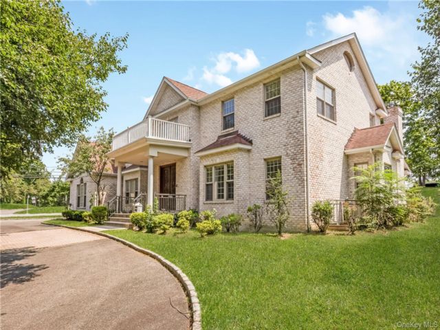  5 BR,  6.00 BTH &nbsp;Colonial style home in Roslyn Heights