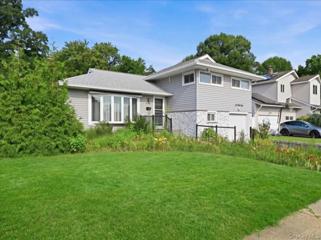  3 BR,  3.00 BTH &nbsp;Split level style home in East Meadow