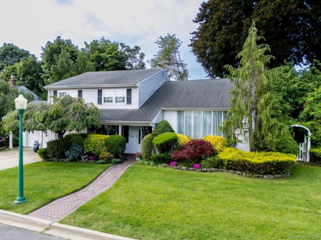 3 BR,  3.00 BTH &nbsp;Split level style home in Rockville Centre
