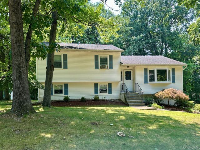  4 BR,  2.00 BTH &nbsp;Split level style home in Newburgh