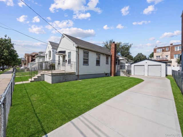  3 BR,  2.00 BTH &nbsp;Ranch style home in Throggs Neck