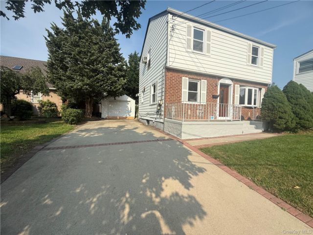  3 BR,  2.00 BTH &nbsp;Colonial style home in Mineola