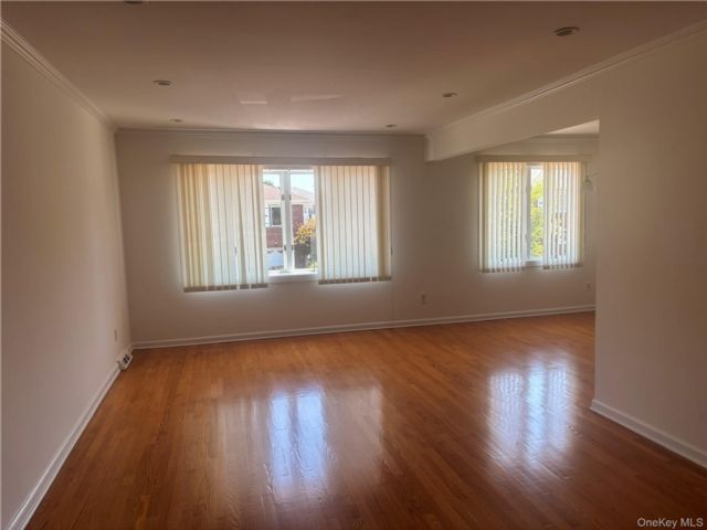  3 BR,  2.00 BTH &nbsp;Exp ranch style home in Flushing