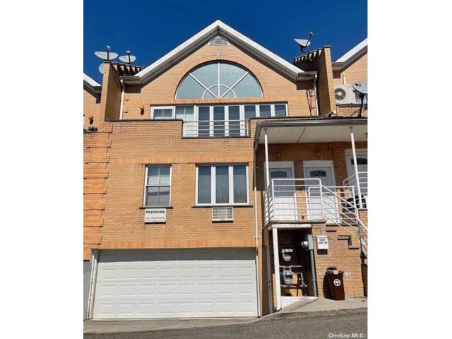  3 BR,  2.00 BTH &nbsp;Other style home in Little Neck