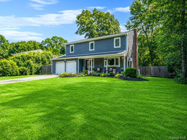  4 BR,  3.00 BTH &nbsp;Colonial style home in Middle Island