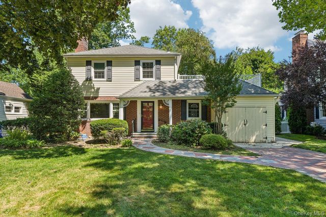  3 BR,  3.00 BTH &nbsp;Colonial style home in Garden City