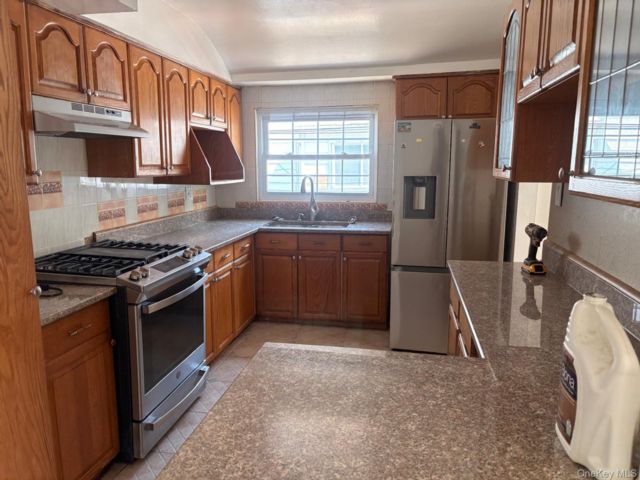 3 BR,  2.00 BTH &nbsp;Split level style home in Jamaica