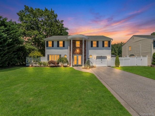  5 BR,  4.00 BTH &nbsp;Splanch style home in Nesconset
