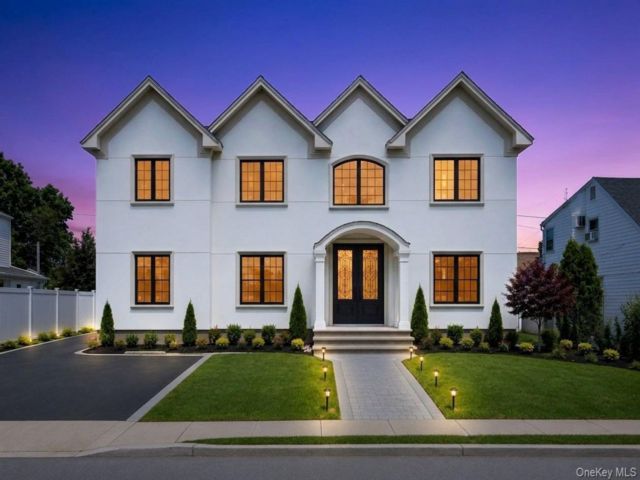  6 BR,  6.00 BTH &nbsp;Colonial style home in Hicksville