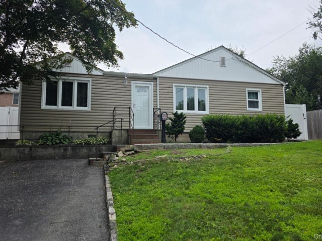  3 BR,  1.00 BTH &nbsp;Ranch style home in Yonkers