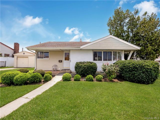  2 BR,  1.00 BTH &nbsp;Exp ranch style home in Bethpage