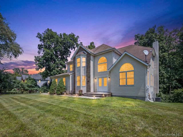  5 BR,  3.00 BTH &nbsp;Colonial style home in Pomona