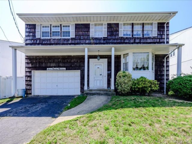  4 BR,  3.00 BTH &nbsp;Colonial style home in Valley Stream