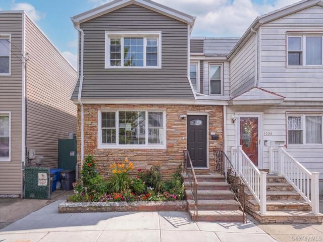  4 BR,  2.00 BTH &nbsp;Modern style home in Richmond Hill