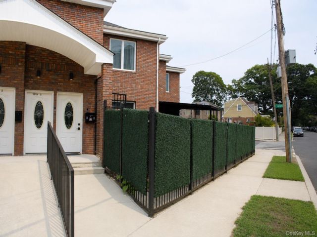  6 BR,  4.00 BTH &nbsp;House style home in Springfield Gardens
