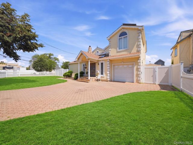  5 BR,  4.00 BTH &nbsp;Bungalow style home in East Rockaway