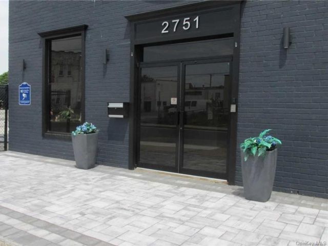 Studio,  0.00 BTH &nbsp;Commercial style home in Bellmore