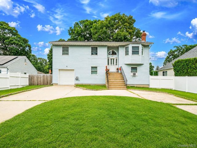  8 BR,  4.00 BTH &nbsp;Hi ranch style home in Farmingville