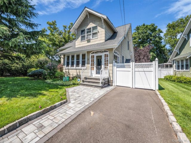 [Farmingdale Real Estate, listing number 7318359]
