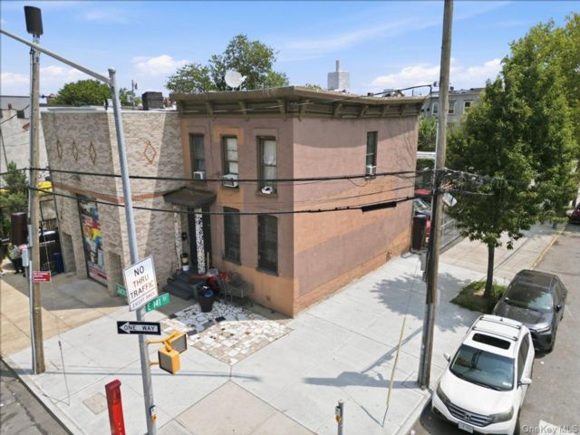  3 BR,  2.00 BTH &nbsp;Colonial style home in Mott Haven