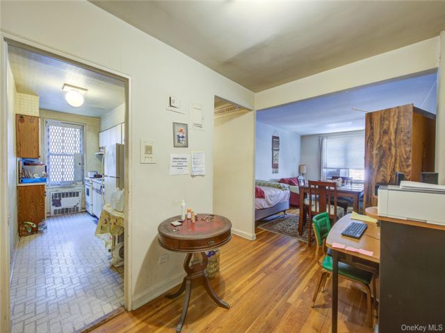  1 BR,  1.00 BTH &nbsp;Mid rise style home in Jackson Heights