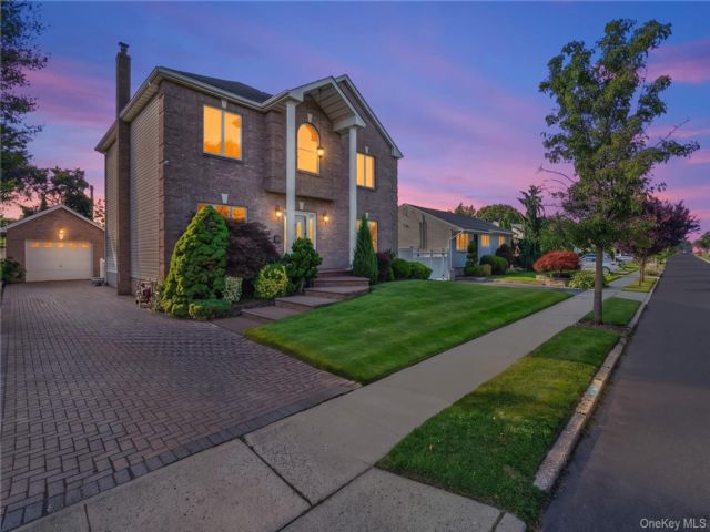  4 BR,  3.00 BTH &nbsp;Colonial style home in Franklin Square