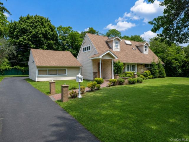 5 BR,  3.00 BTH &nbsp;Cape cod style home in Roslyn Heights