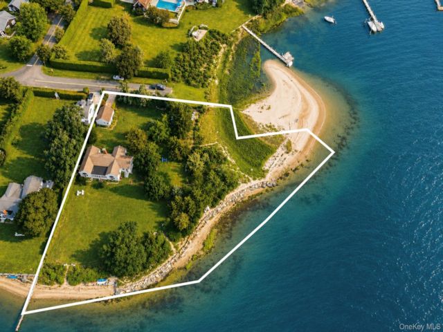  3 BR,  2.00 BTH &nbsp;Cottage style home in Shelter Island