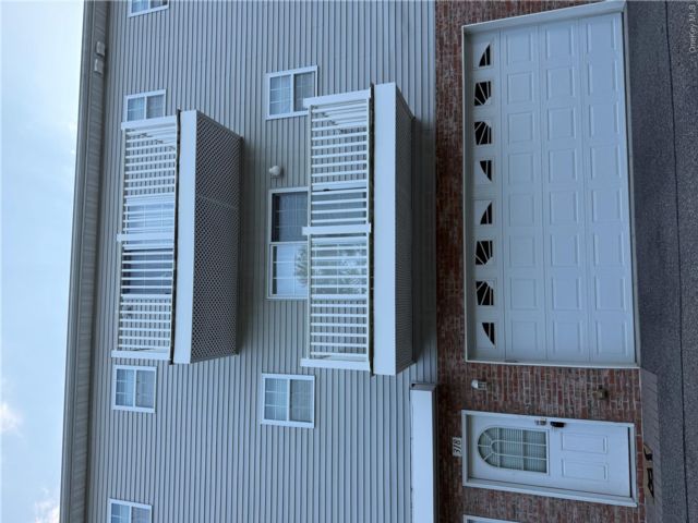  2 BR,  3.00 BTH &nbsp;Condo style home in Westbury