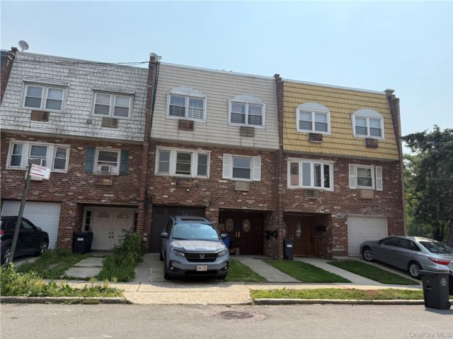  3 BR,  2.00 BTH &nbsp;Colonial style home in Bayside