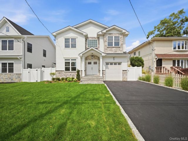  5 BR,  4.00 BTH &nbsp;Colonial style home in Merrick