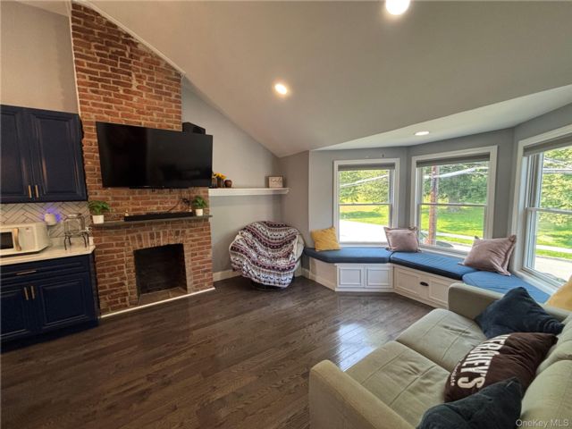  2 BR,  1.00 BTH &nbsp;Full floor apar style home in Newburgh