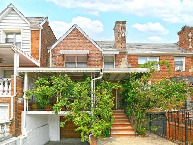  3 BR,  3.00 BTH &nbsp;Tudor style home in Astoria