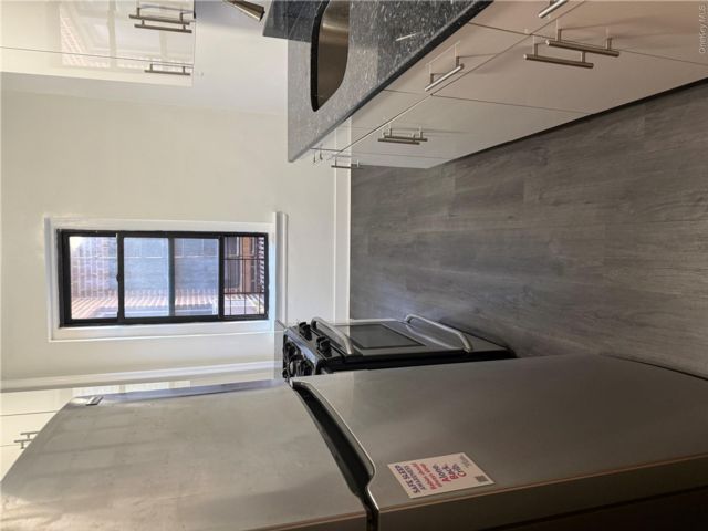  2 BR,  1.00 BTH &nbsp;Full floor apar style home in Jackson Heights
