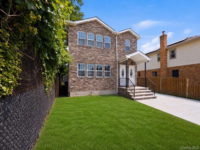  8 BR,  4.00 BTH &nbsp;Colonial style home in Springfield Gardens