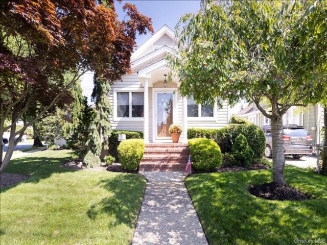  3 BR,  2.00 BTH &nbsp;Cape cod style home in Bellmore